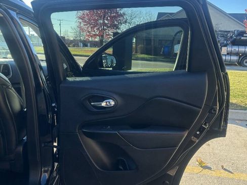 Used 2019 Jeep Cherokee Trailhawk w/ Cold Weather Group image 33