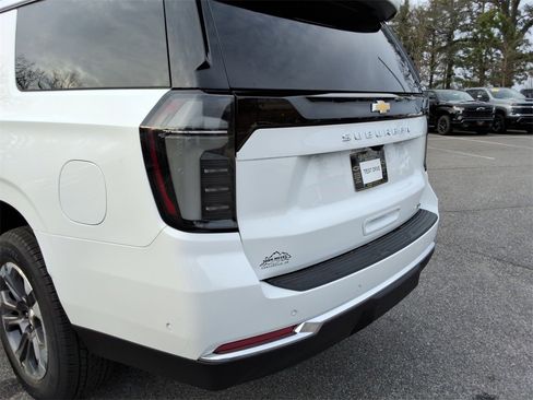 New 2026 Chevrolet Suburban LT image 14