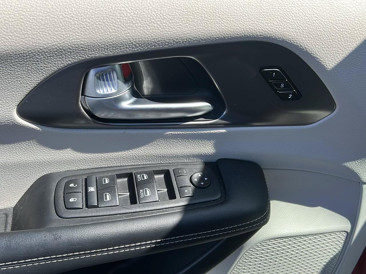 Used 2024 Chrysler Pacifica Touring-L FWD image 16