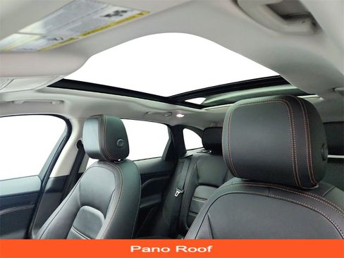 Used 2018 Jaguar F-PACE Prestige image 12