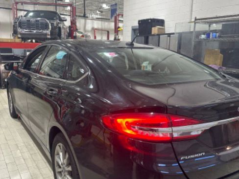 Used 2017 Ford Fusion SE w/ Fusion SE Technology Package image 8