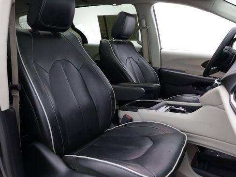 Used 2023 Chrysler Pacifica Limited FWD image 44