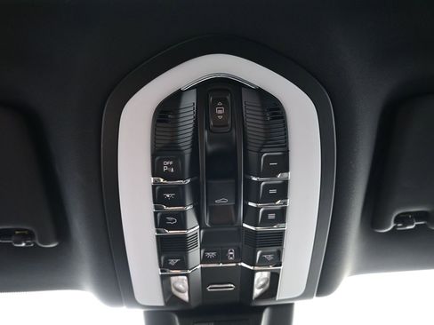 Used 2022 Porsche Macan image 24