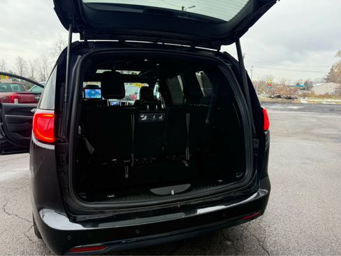 Used 2018 Chrysler Pacifica Touring-L Plus w/ S Appearance Package image 24