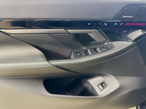 Used 2025 BMW 530i xDrive w/ Premium Package image 18