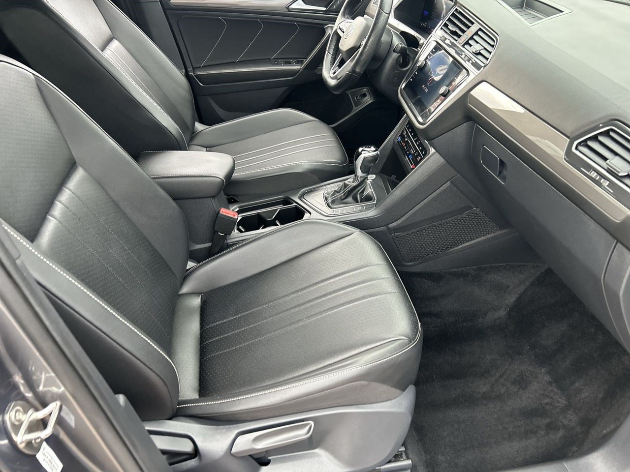 Used 2024 Volkswagen Tiguan SE R-Line FWD image 9