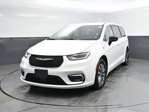 Used 2024 Chrysler Pacifica Limited FWD image 3