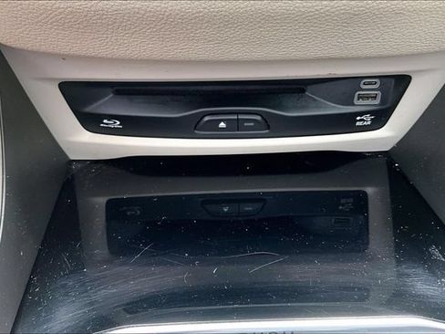 Used 2022 Chrysler Pacifica Limited w/ Uconnect Theater Family Group FWD image 35