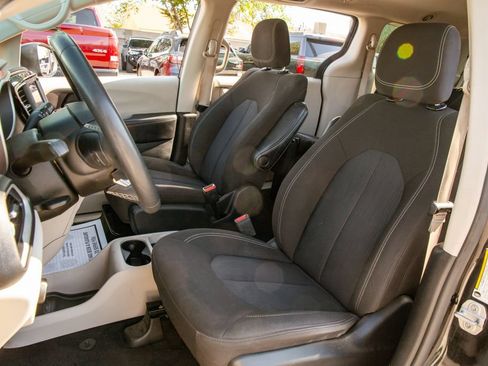 Used 2022 Chrysler Voyager LX FWD image 14