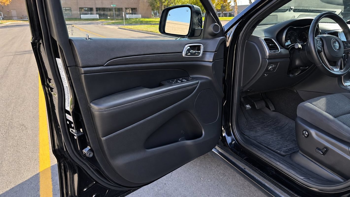 Used 2019 Jeep Grand Cherokee Laredo w/ 18" Wheel & 8.4" Radio Group AWD/4WD image 9