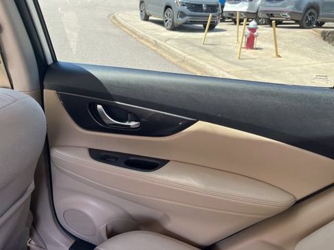 Used 2018 Nissan Rogue SV w/ Sun & Sound Touring Package FWD image 15