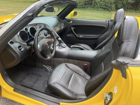 Used 2007 Pontiac Solstice Convertible w/ Premium Package RWD image 10
