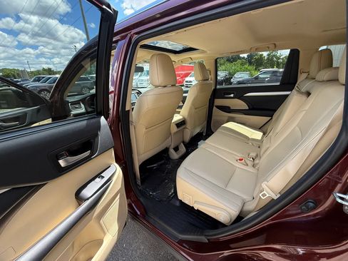 Used 2017 Toyota Highlander XLE w/ Carpet Mat Package AWD/4WD image 25