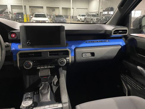 Used 2025 Toyota Tacoma TRD Off-Road image 33