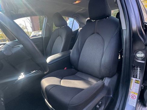 Used 2018 Toyota Camry LE FWD image 17
