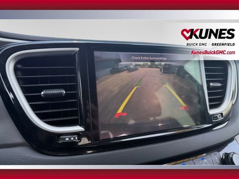 Used 2023 Chrysler Pacifica Touring-L FWD image 22