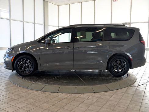 Used 2021 Chrysler Pacifica Touring w/ S Appearance Package image 5