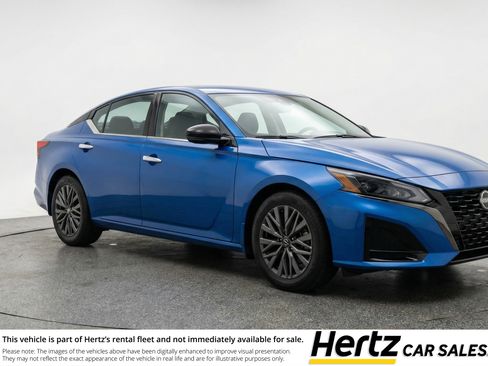 Used 2025 Nissan Altima 2.5 SV image 1