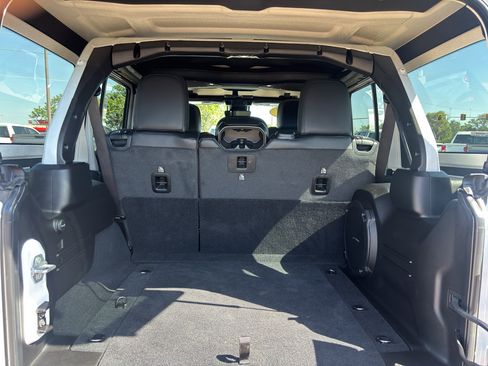 Used 2024 Jeep Wrangler Unlimited Rubicon AWD/4WD image 9