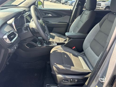 Used 2023 Chevrolet TrailBlazer LT w/ Convenience Package FWD image 9