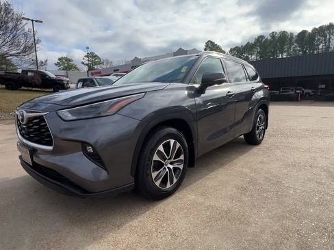 Used 2022 Toyota Highlander XLE AWD/4WD image 2