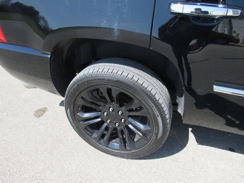 Used 2010 Cadillac Escalade Premium AWD/4WD image 12