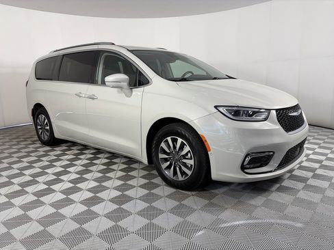 Used 2021 Chrysler Pacifica Touring-L image 1