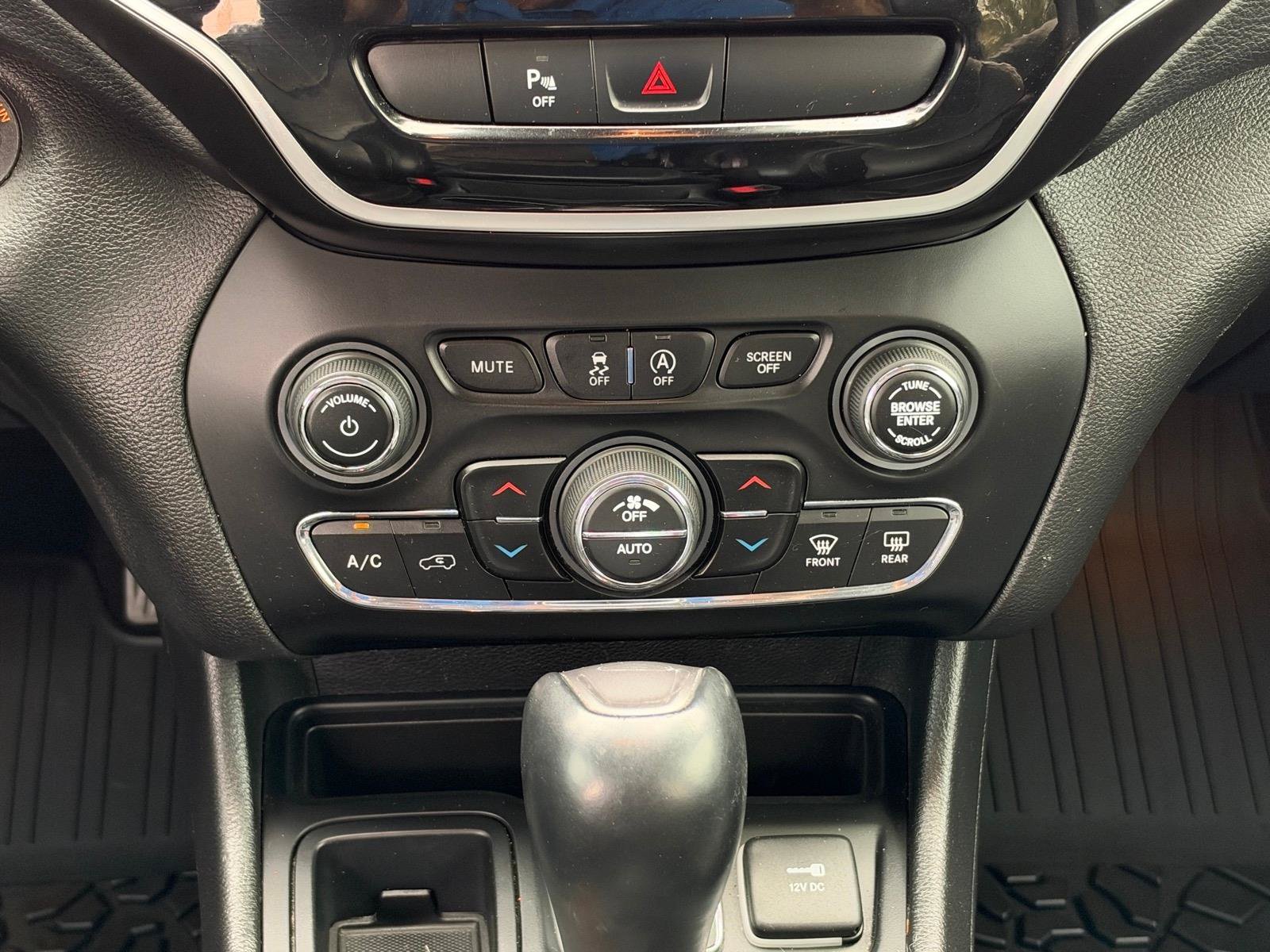 Used 2019 Jeep Cherokee Limited FWD image 12