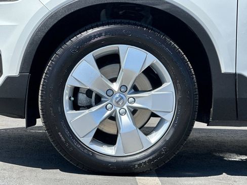 Used 2022 Volvo XC40 T5 Momentum image 25