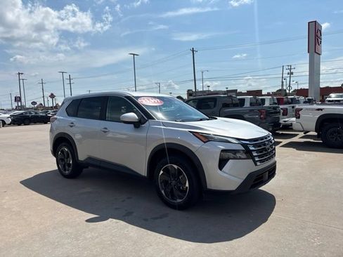 Used 2025 Nissan Rogue SV FWD image 2