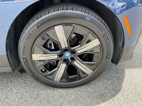 Used 2024 BMW iX xDrive50 w/ Premium Package AWD/4WD image 25