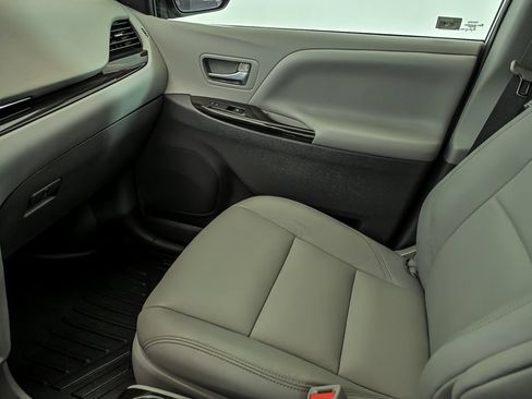 Used 2020 Toyota Sienna XLE FWD image 24