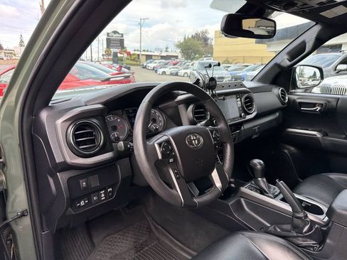 Used 2021 Toyota Tacoma TRD Off-Road w/ TRD Premium Off Road Package AWD/4WD image 47