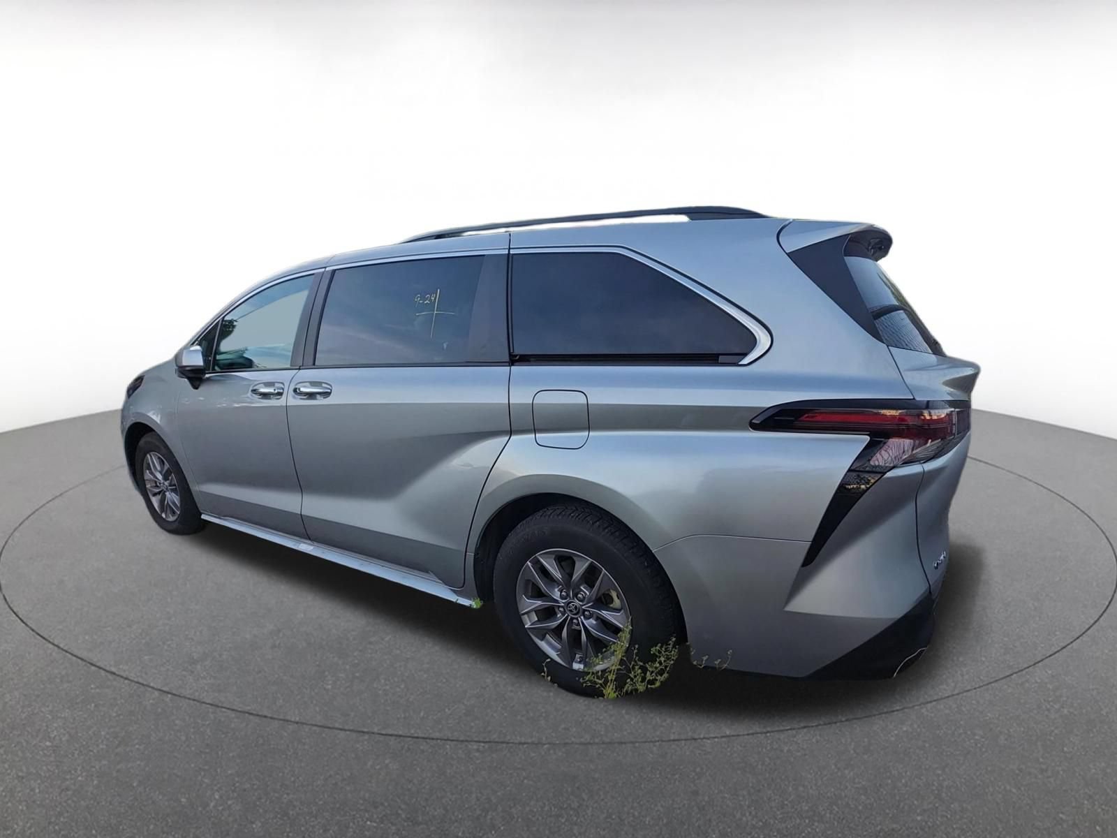 Used 2025 Toyota Sienna XLE FWD image 6
