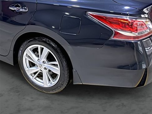 Used 2015 Nissan Altima 2.5 SV w/ Convenience Package image 9