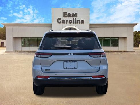 Certified 2024 Jeep Grand Cherokee Laredo RWD image 4