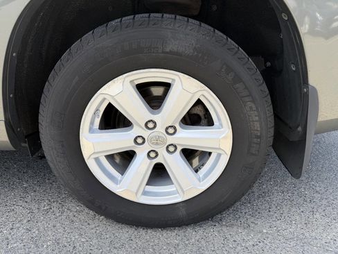 Used 2010 Toyota Highlander SE image 12