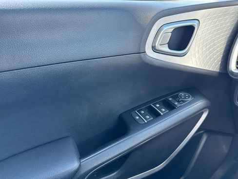 Used 2025 Kia Soul LX w/ LX Technology Package FWD image 18