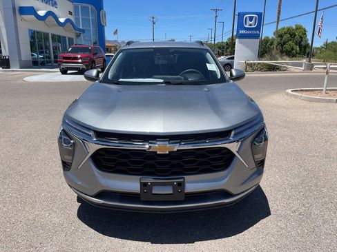 Used 2025 Chevrolet Trax LT FWD image 8