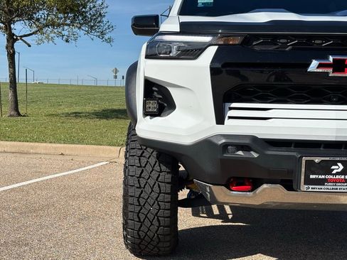 Used 2024 Chevrolet Colorado ZR2 w/ Technology Package AWD/4WD image 4
