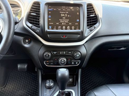 Used 2016 Jeep Cherokee Trailhawk w/ Comfort/Convenience Group AWD/4WD image 19