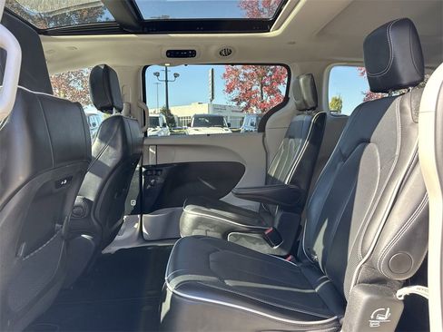 Used 2024 Chrysler Pacifica Limited image 14