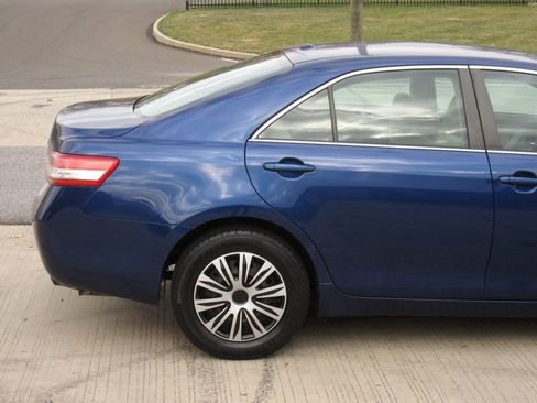 Used 2011 Toyota Camry LE image 11