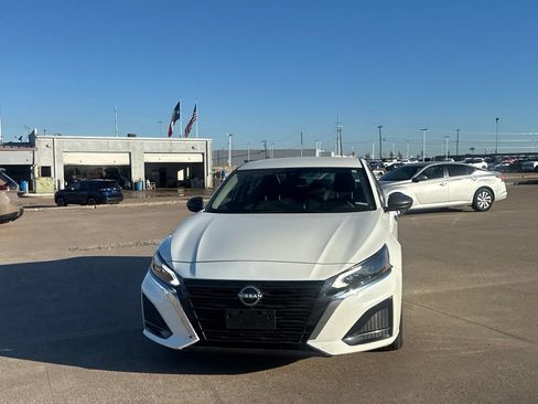 Certified 2025 Nissan Altima 2.5 SV FWD image 6