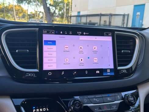 Used 2024 Chrysler Pacifica Touring-L image 25