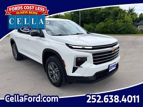 Used 2024 Chevrolet Traverse LT FWD image 1