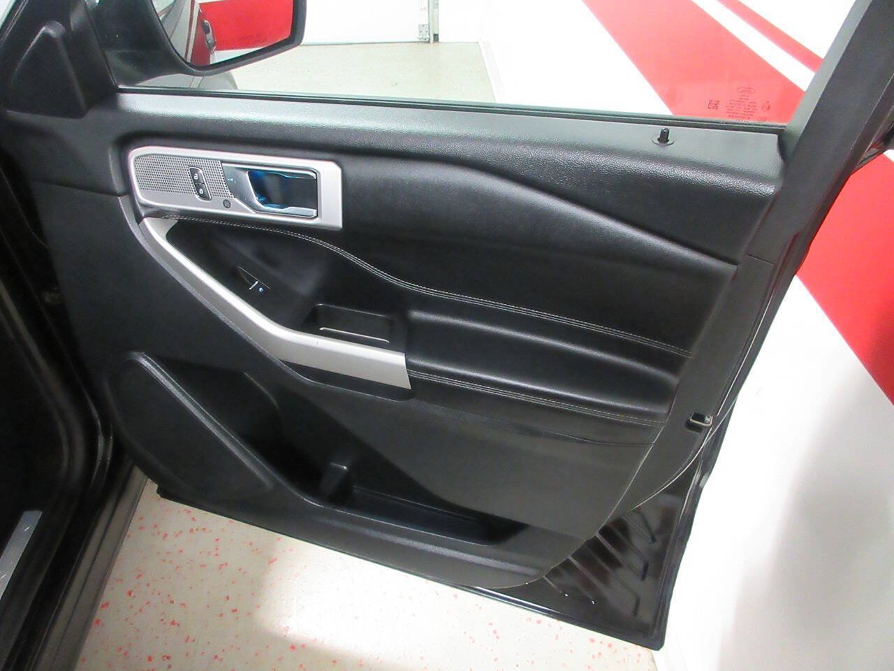 Used 2021 Ford Explorer Limited w/ Equipment Group 301A AWD/4WD image 34