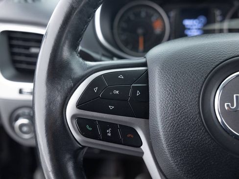 Used 2019 Jeep Cherokee Latitude Plus w/ Cold Weather Group FWD image 37