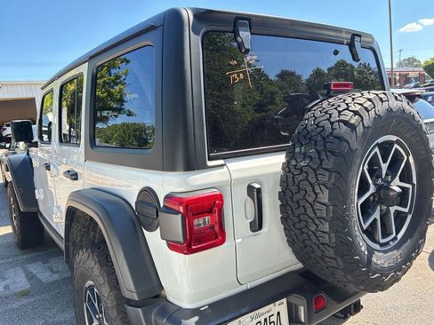 Used 2025 Jeep Wrangler Unlimited Rubicon AWD/4WD image 10