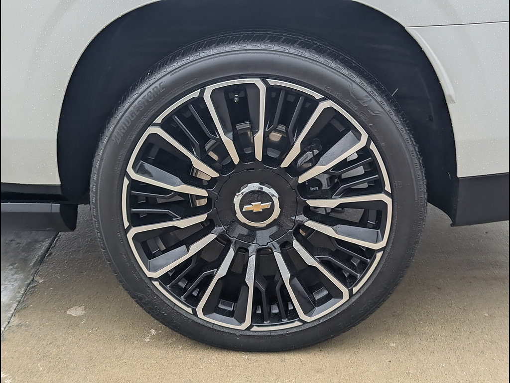 Used 2025 Chevrolet Suburban High Country AWD/4WD image 14